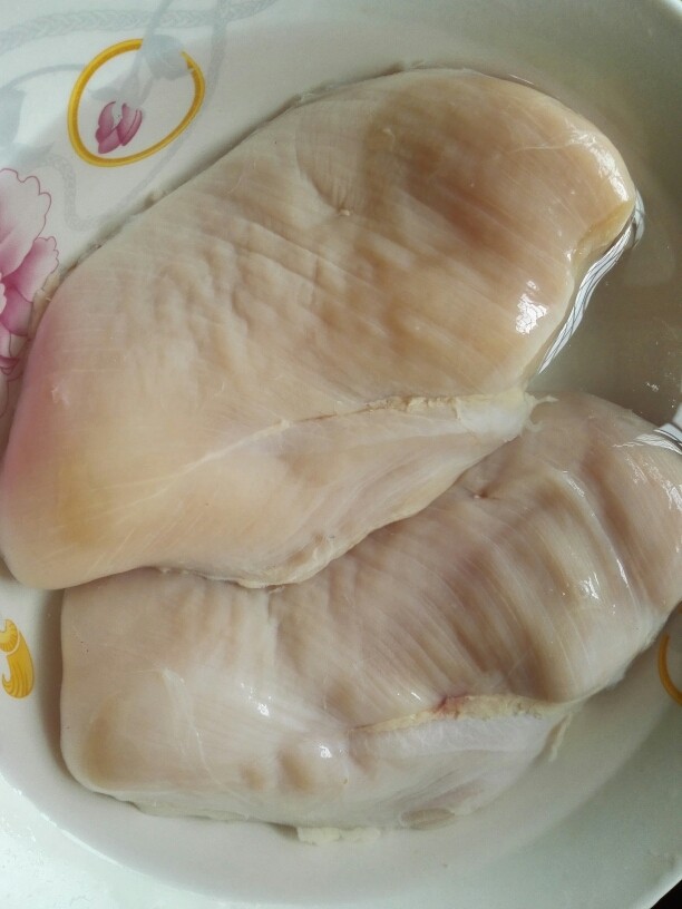 糖醋鸡肉丸,准备<a style='color:red;display:inline-block;' href='/shicai/ 101'>鸡胸肉</a>两块,泡出其血水