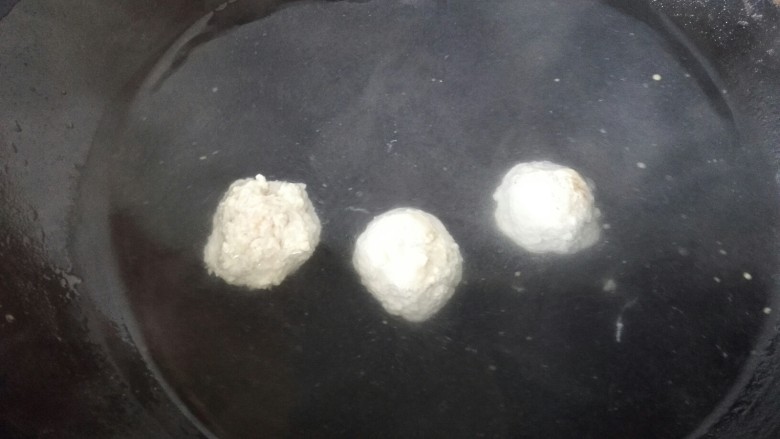 糖醋鸡肉丸,锅内放水烧开,水沸腾后放入鸡肉丸