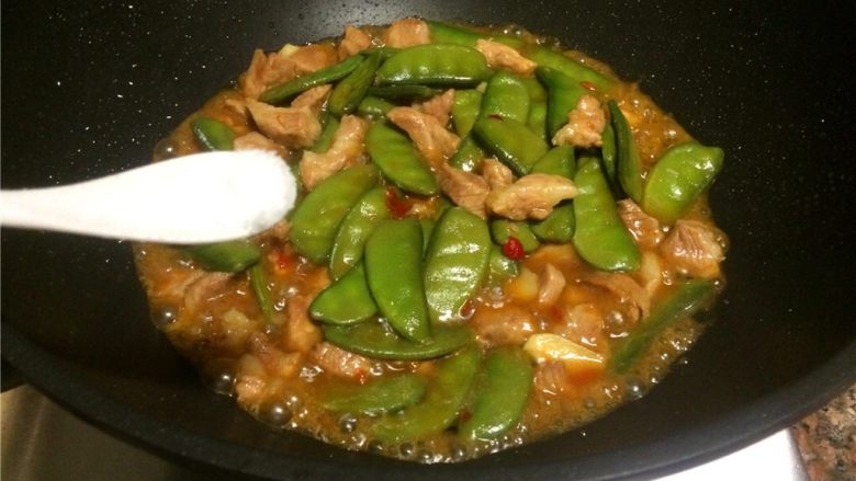 扁豆烧肉,放入适量食盐翻炒均匀,直至汤汁浓稠即可关火。