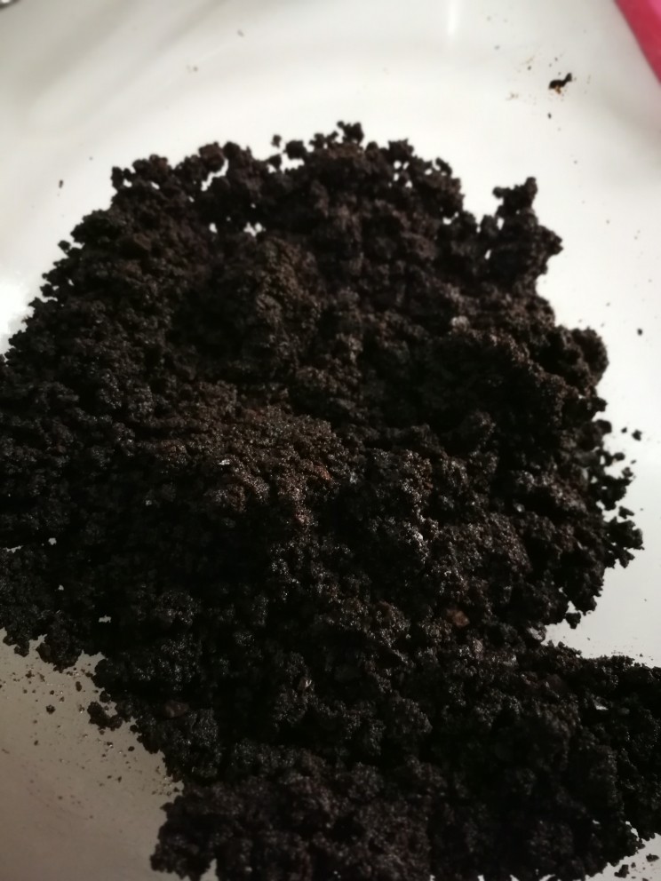 芝士慕斯生日蛋糕,奥利奥去掉夹心,放入结实一点的袋子里用擀面杖擀碎。