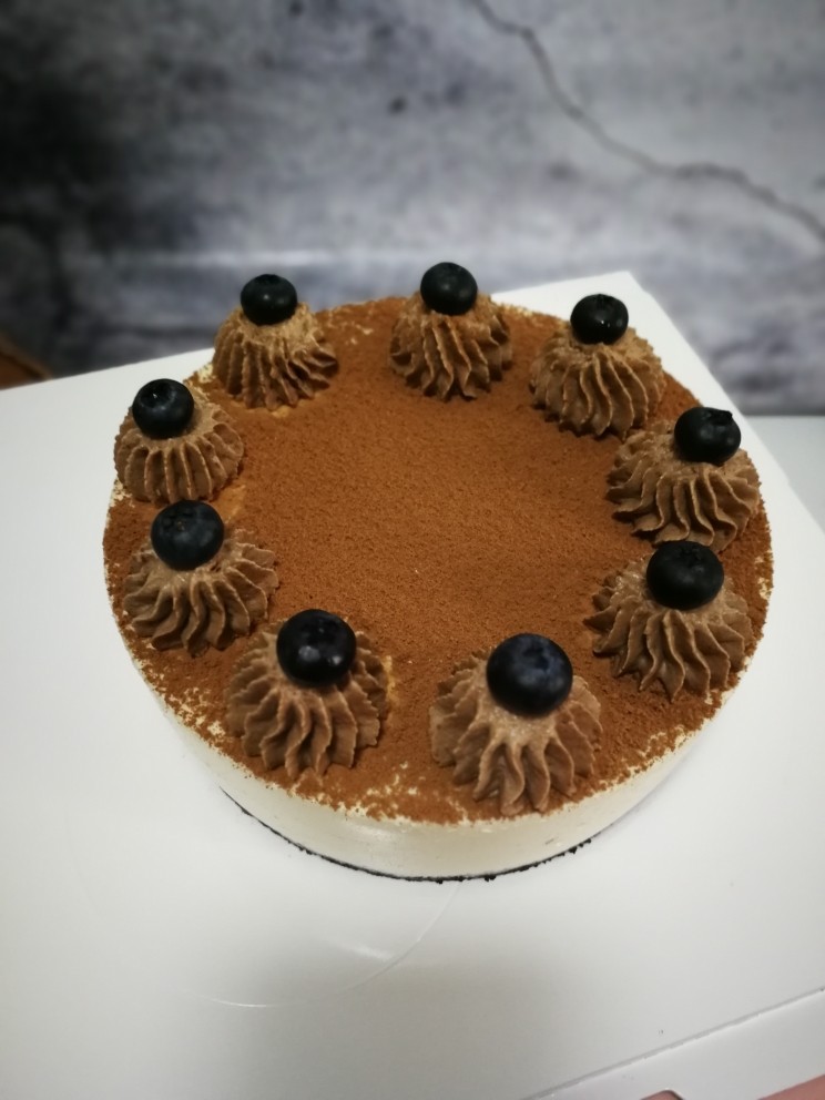 芝士慕斯生日蛋糕,这个巧克力花,是先把巧克力隔水化开,稍微放凉,淡奶油加可可粉打发,然后倒入巧克力混合就可以了。这过程忘记拍了。