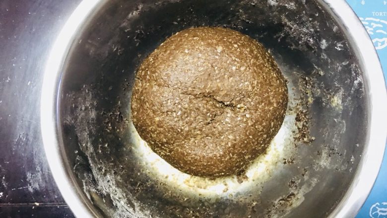 可可坚果全麦面包,放入盆里,盖上湿毛巾,发酵1小时,至1.5至2倍大,手指戳动不回缩就行