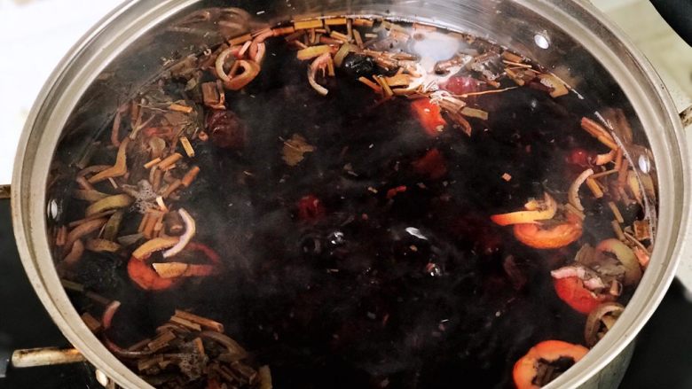 酸梅汤,煮沸后转小火加盖煮40分钟;
