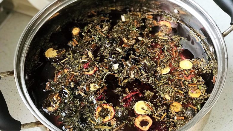 酸梅汤,倒入3升纯净水浸泡材料半小时;