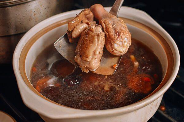 小鸡炖蘑菇,枸杞<a style='color:red;display:inline-block;' href='/shicai/ 2470'>红枣</a>提前放入汤锅中。高温煮沸,然后立即将温度调低。鸡肉炒好后加到汤锅。 加入绍兴酒