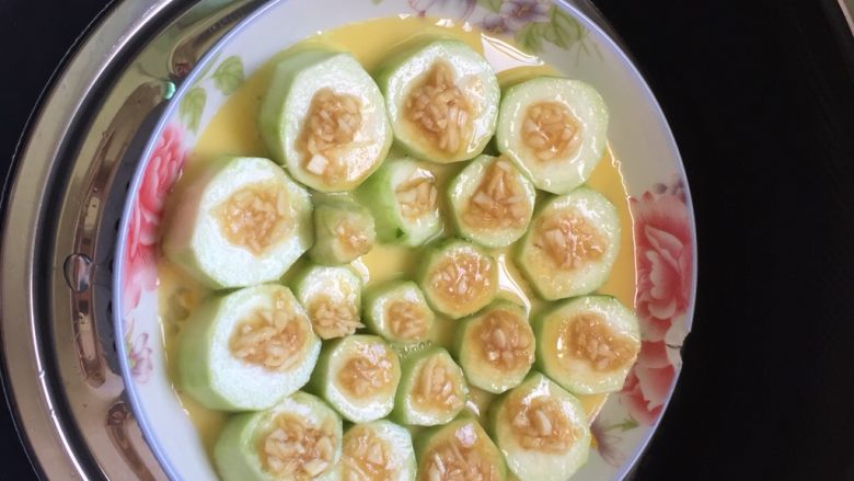 蒸蒜蓉丝瓜蛋,丝瓜削皮，然后切成1.5cm左右的小段。
蒜瓣切成末，加一小勺<a style='color:red;display:inline-block;' href='/shicai/ 788'>生抽</a>，一小勺食用油，少许盐。
<a style='color:red;display:inline-block;' href='/shicai/ 9'>鸡蛋</a>加一点温水打散。