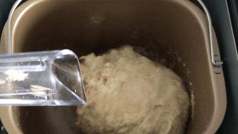 全麦胚芽葡萄软欧,成团后放入酵母,
这里说一下,因为现在是夏天室温高,搅打时会使面团温度过高而断筋,所以要先把液体冷藏一下,但是酵母就要后放了,不然温度太低影响酵母活力,室温不高就不用了,直接酵母和液体一起下