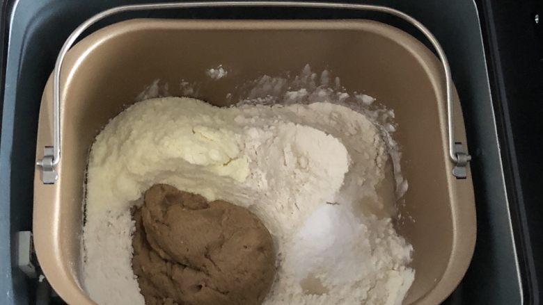 全麦胚芽葡萄软欧,主面团所以材料先液体后粉类放入面包桶
先慢速混匀,然后正常搅打