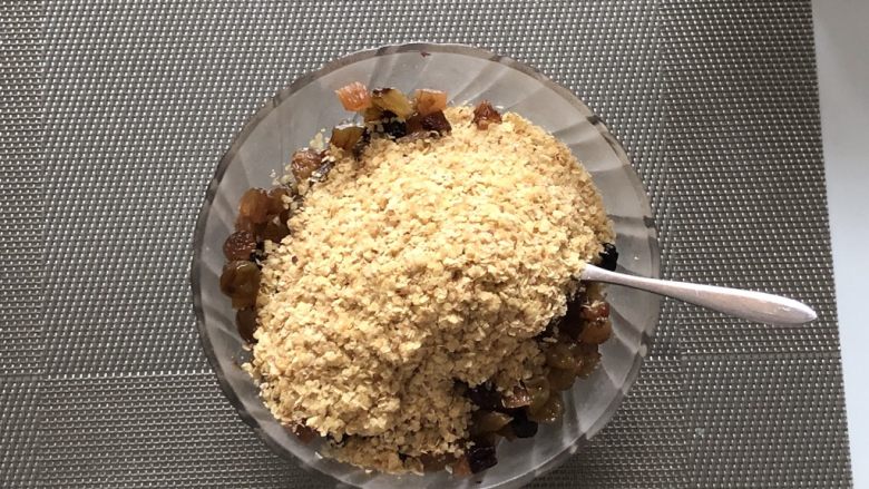 全麦胚芽葡萄软欧,打面团的时候把小麦胚芽倒入葡萄干里拌匀,吸取多余的水分