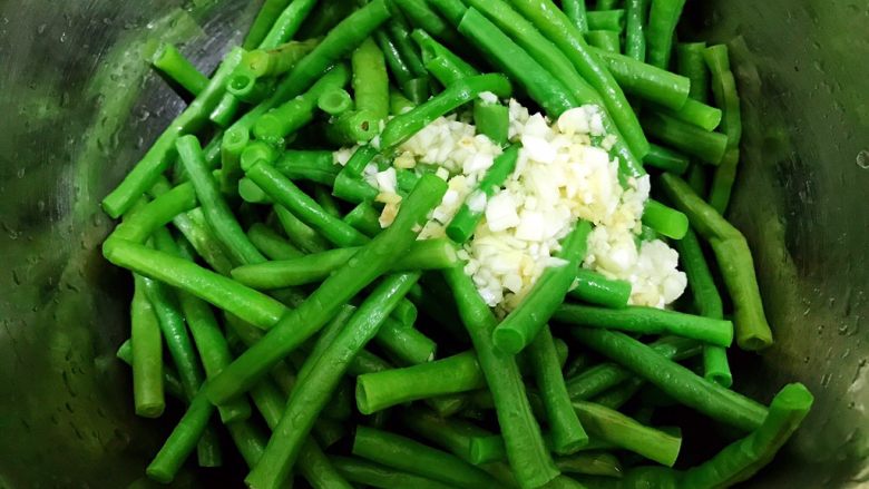 夏日清爽小凉菜——凉拌豆角,豆角沥干水倒入盆里,放入姜蒜水