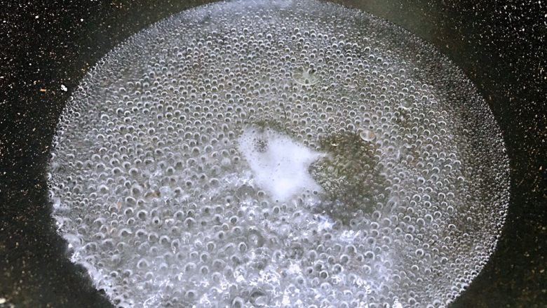 夏日清爽小凉菜——凉拌豆角,锅里烧水,水滚后加入1勺盐和几滴食用油