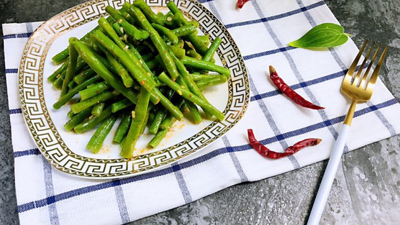 夏日清爽小凉菜——凉拌豆角,摆盘