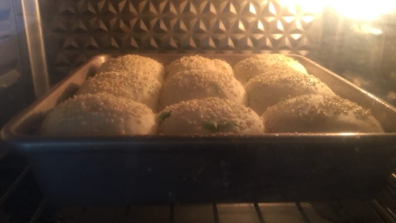 毛豆米面包,送入预热好的烤箱180度20分钟,上色盖锡纸