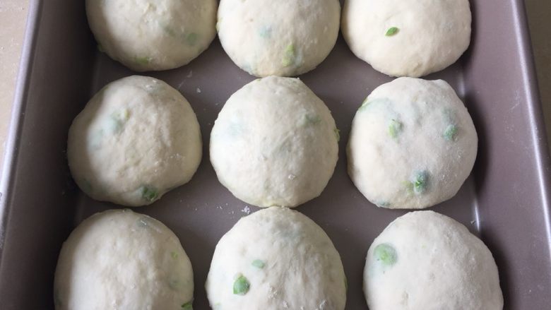 毛豆米面包,分割成九分滚圆松弛15分钟,再次滚圆放入模具中开始二发37度湿度75%发酵45分钟