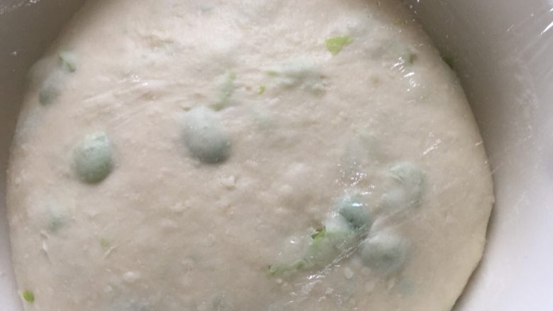 毛豆米面包,整理好滚圆放入碗中盖上保鲜膜发酵,室温28度发酵了45分钟