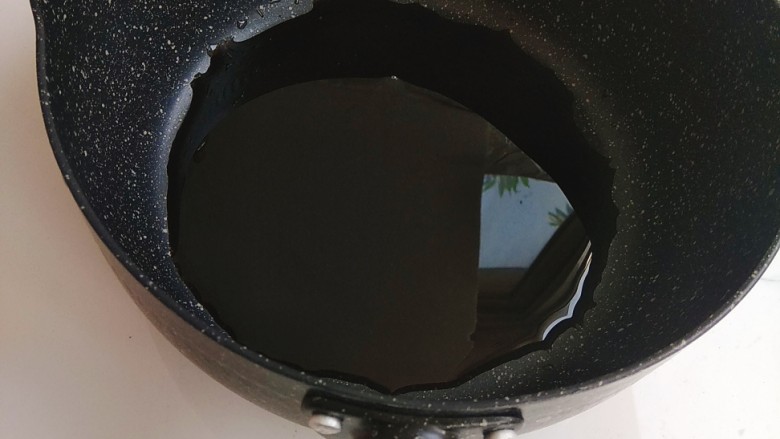 网红黑糖珍珠鲜奶~,100g黑糖浆放到不粘奶锅里,我用的是法焙客雪平锅;