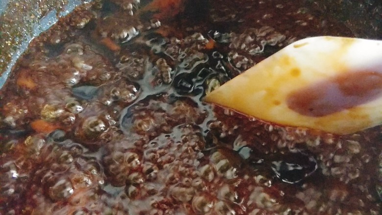 网红黑糖珍珠鲜奶~,用中火熬煮,从头到尾一直要不停的搅拌,防止黏锅;