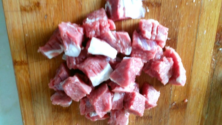 牛肉炖土豆,<a style='color:red;display:inline-block;' href='/shicai/ 216'>牛肉</a>切块备用