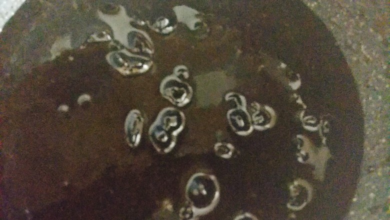 网红黑糖珍珠鲜奶~,依次加入60g黑糖和100ml饮用水和过完凉的黑糖珍珠;