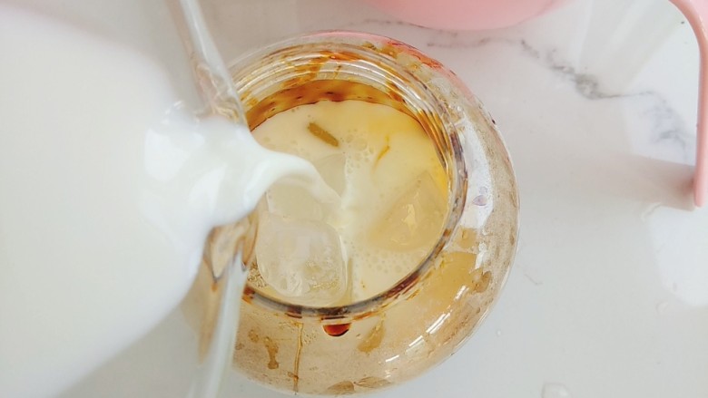 网红黑糖珍珠鲜奶~,倒入混合了淡奶油和fluff的牛奶;