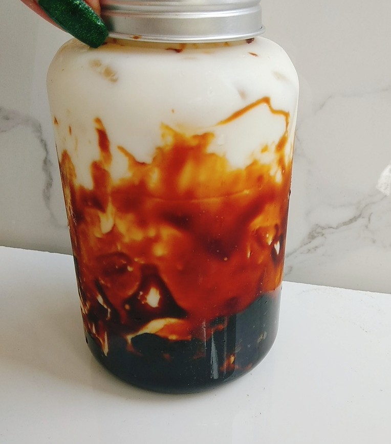 网红黑糖珍珠鲜奶~,盖好盖子,完成;