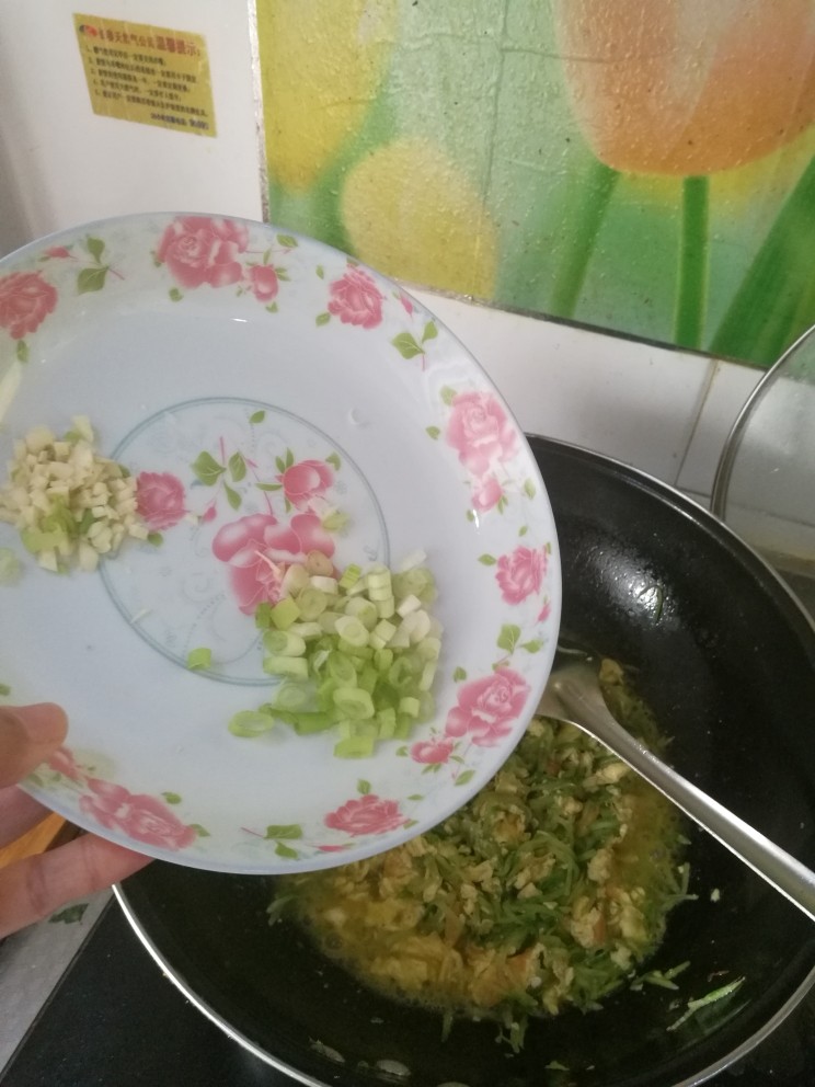 黄瓜鸡蛋卤过水面条,根据个人的口味,加入葱末和蒜末。