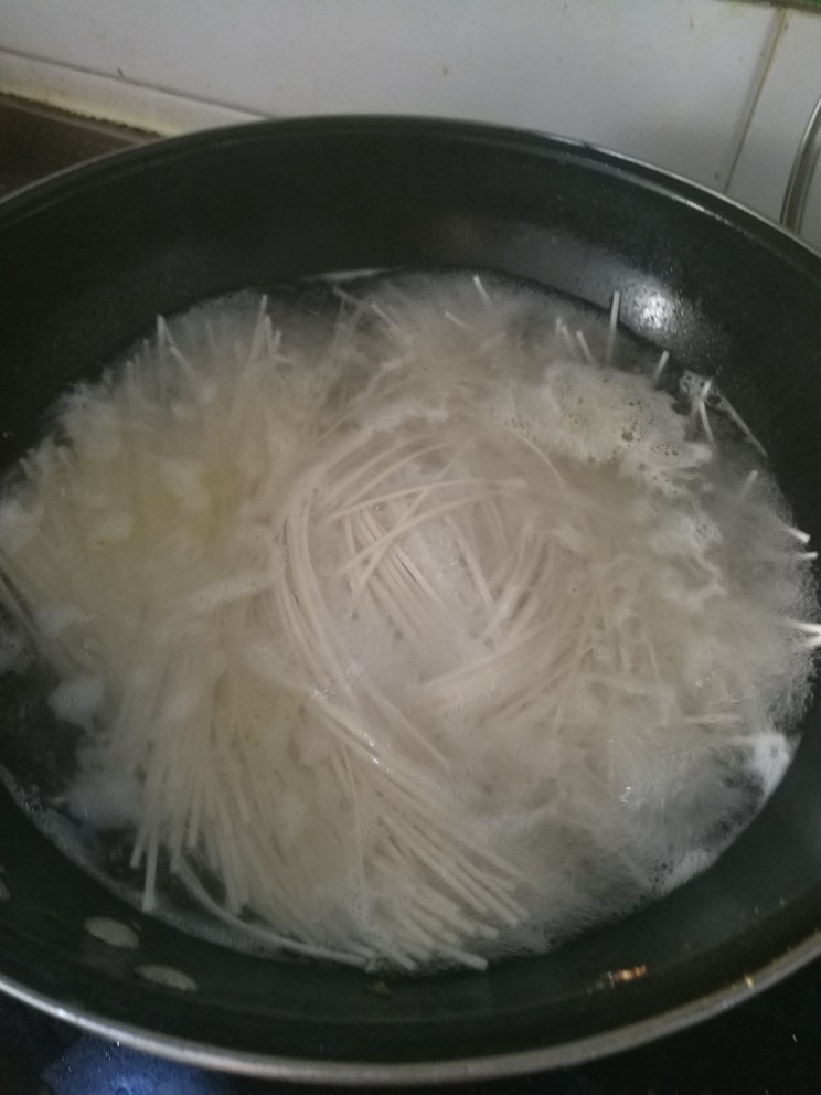 黄瓜鸡蛋卤过水面条,放入面条,煮熟。