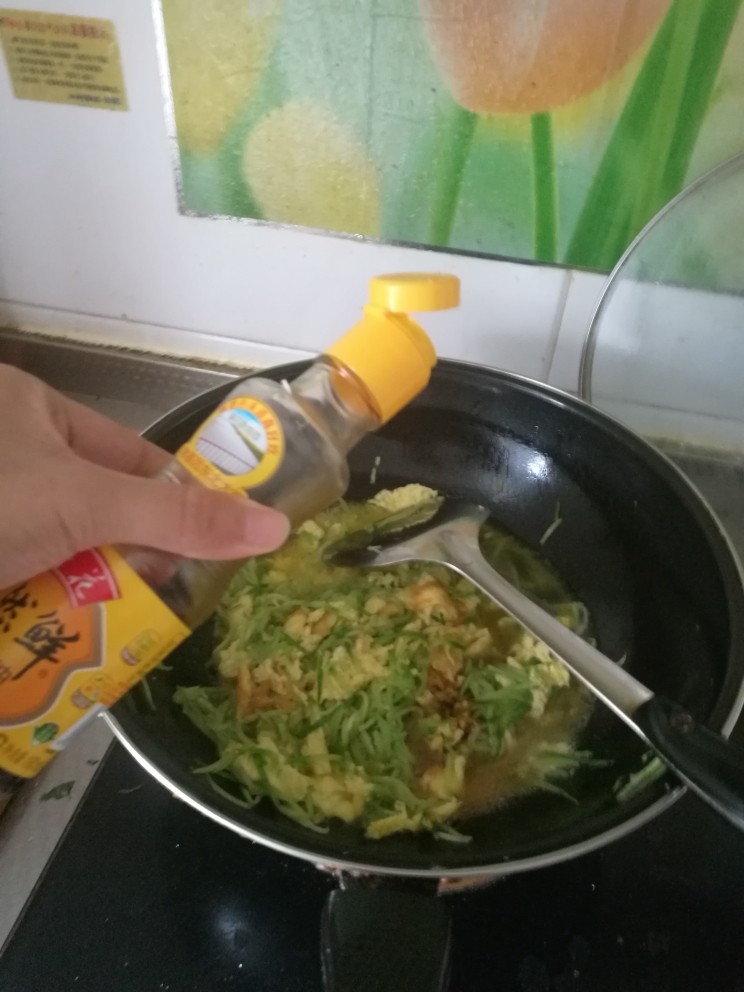 黄瓜鸡蛋卤过水面条,翻炒均匀,加入少量水,几滴酱油(多了卤子会颜色黑),也可以放<a style='color:red;display:inline-block;' href='/shicai/ 721'>蚝油</a>。