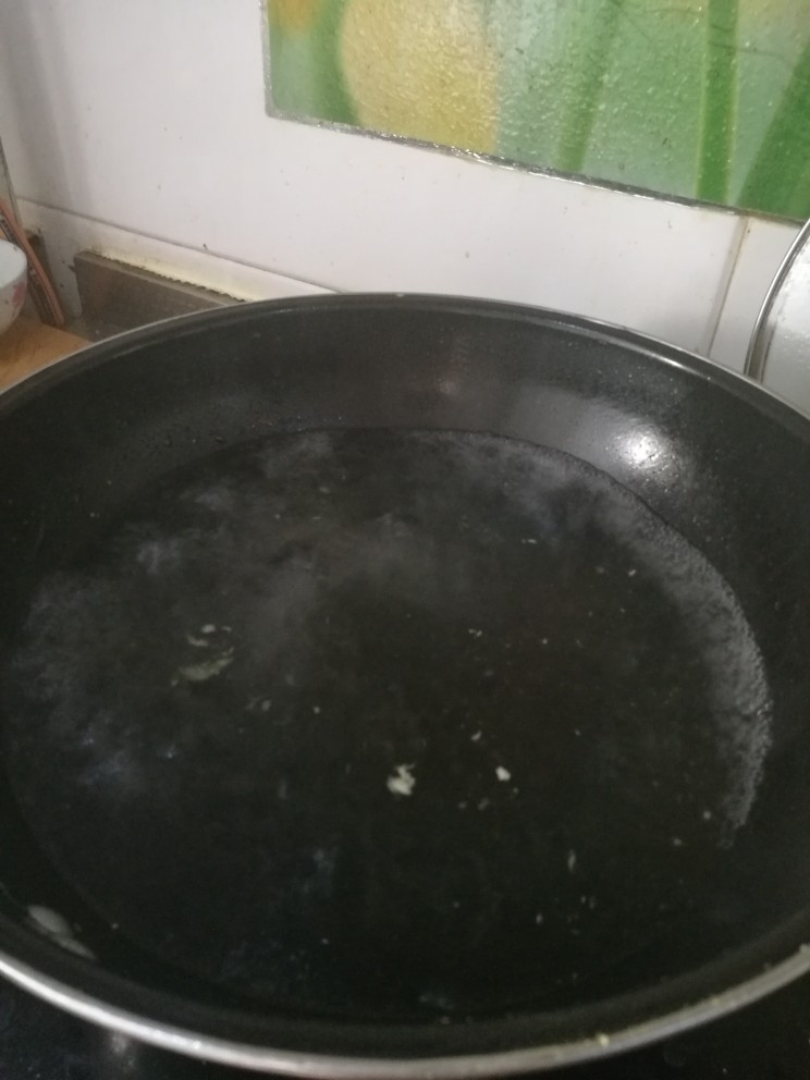 黄瓜鸡蛋卤过水面条,不用刷锅,倒入半锅水大火烧开,准备煮面。