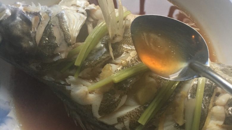 清蒸桂鱼,蒸好后,用勺子把汤浇鱼肉上