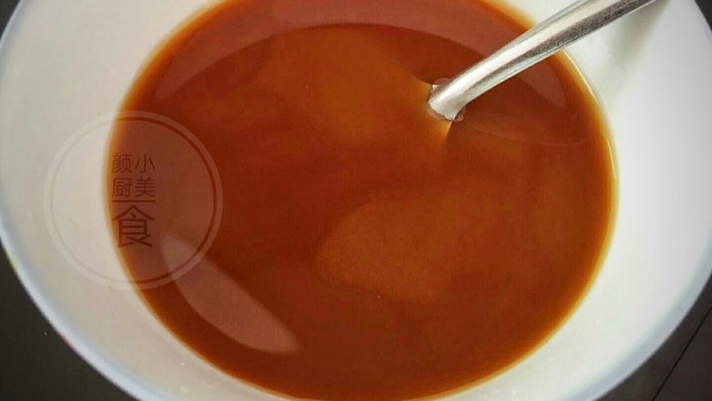 干贝蒸冬瓜,蒸好的冬瓜有多余的水分倒出碗里,然后加适量的淀粉。加少许的<a style='color:red;display:inline-block;' href='/shicai/ 31426'>红烧酱油</a>勾芡。