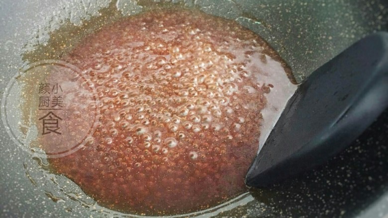 干贝蒸冬瓜,调好的淀粉水倒锅里一边搅一边煮开,浓稠度适中就可以。