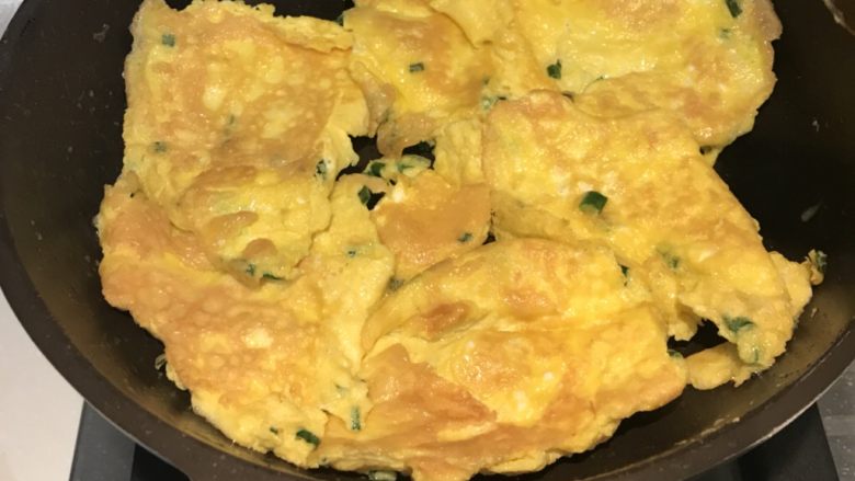 葱花煎蛋,热锅冷油，煎至双面金黄出锅
