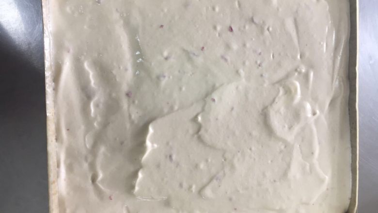玫瑰荔枝卷,打发好的蛋白拌匀糊浆,倒入烤盘抺平