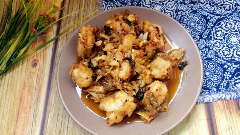 东北麻辣鳕鱼,装盘吃吧,酸甜辣口味。
