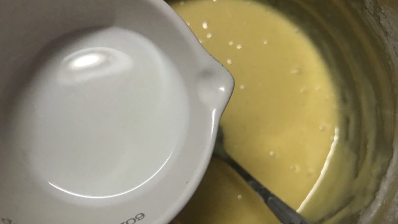 马拉盏(家常),加入牛奶。搅拌均匀。