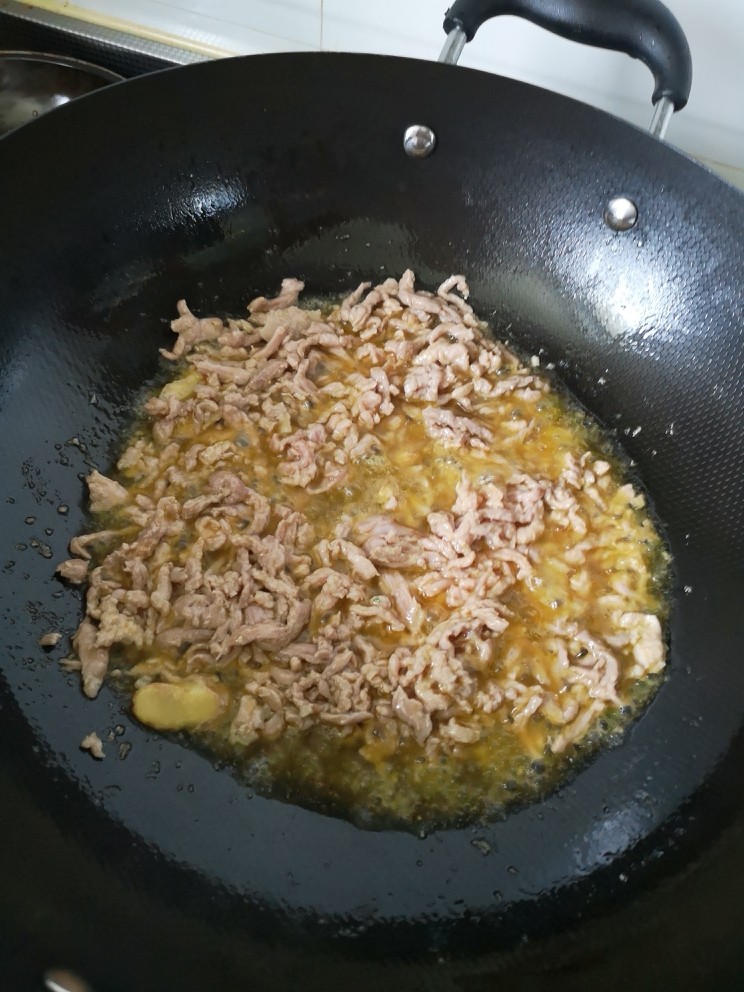 山芋藤炒肉丝,锅里多放点油,下肉丝炒至变白
盛出备用