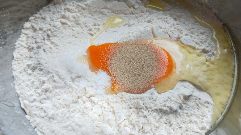 猪肉香菜包子\香上加香,面粉200克,加入一个鸡蛋,酵母,白糖,盐。