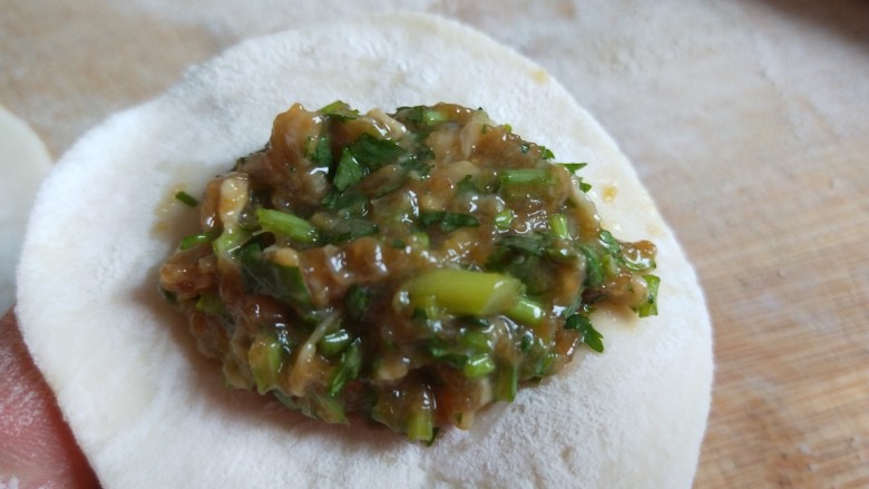 猪肉香菜包子\香上加香,揉均匀在做成包子剂子,擀成皮,放入馅料。