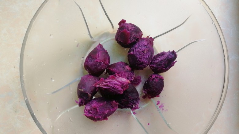 紫薯芝麻饼,我只用了一半的紫薯,剩下的留着直接吃,蒸好的小紫薯剥皮