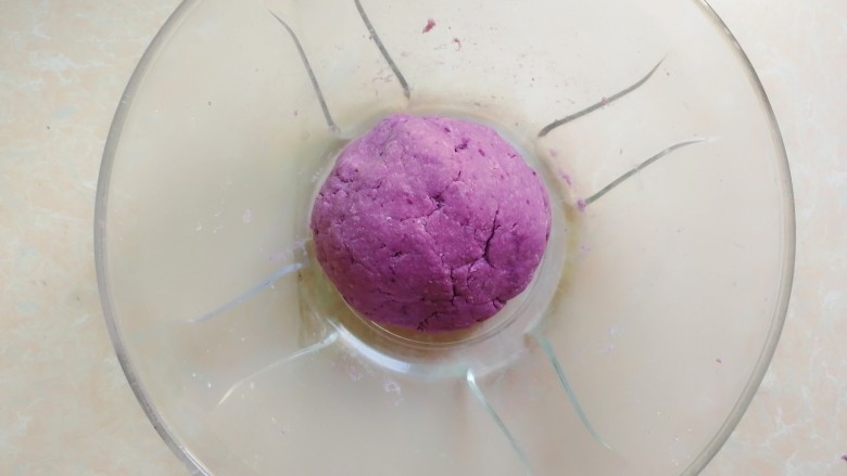 紫薯芝麻饼,揉成面团,盖上盖子静置一小时