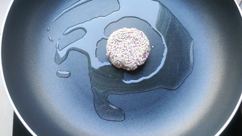 紫薯芝麻饼,放入紫薯芝麻饼,小火煎