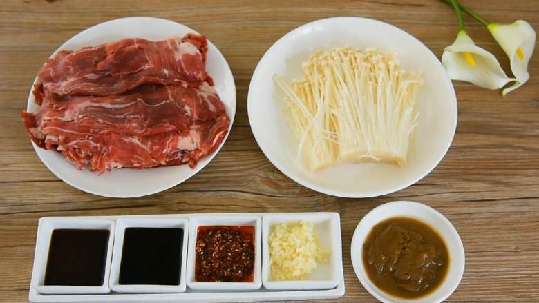 麻酱肥牛金针菇—肥牛配金针菇,怎么做都好吃,【主料】:肥牛 400克|金针菇 200克
【辅料】:芝麻酱 3勺|辣椒油 2勺|生抽 2勺|香醋 1勺|蒜末 适量