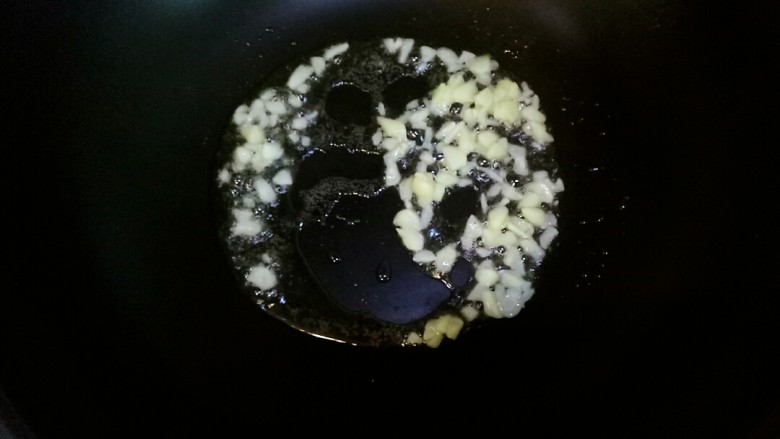 丝瓜烧豆果,锅擦干净,放适量花生油,大蒜爆香。
