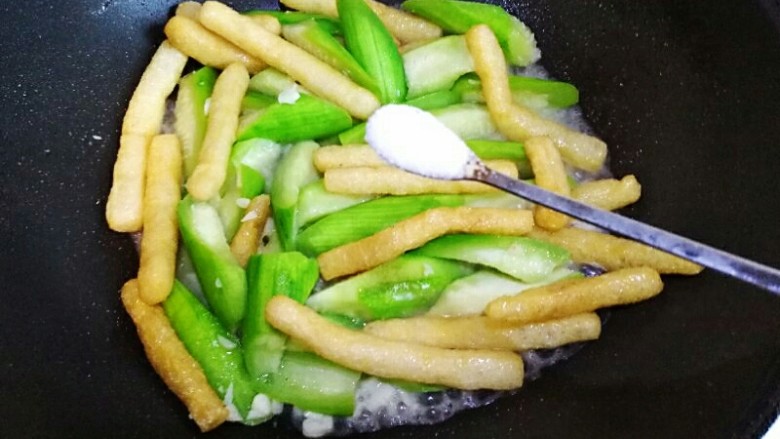 丝瓜烧豆果,加适量盐 生抽 胡椒粉调味,出锅撒上葱花。