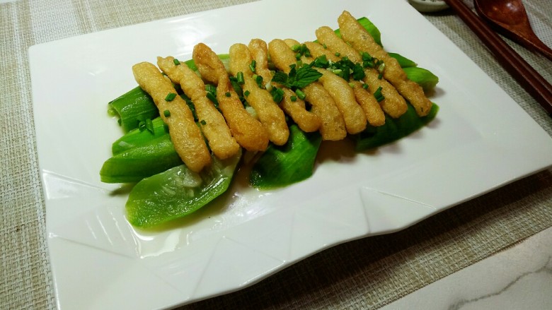 丝瓜烧豆果,配一碗米饭,晚餐简箪就好。