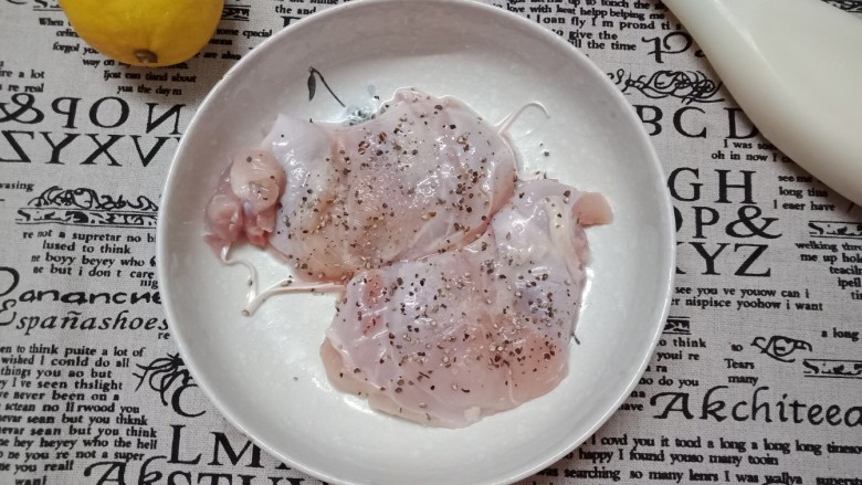 夏日减脂～鸡肉沙拉,然后加入盐和黑椒粉腌制半个小时