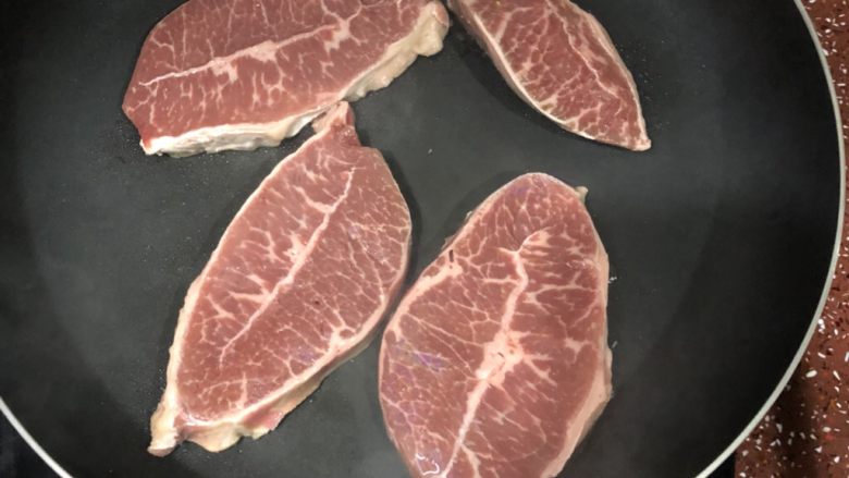 超简单的煎牛扒,锅内不用加油 直接把牛肉平放到锅里煎 一分钟左右就OK啦