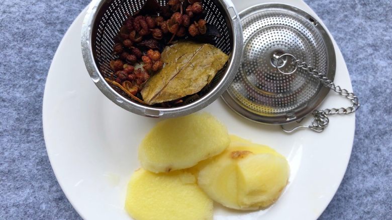 牛腱炖萝卜,步骤3的香料洗净掰成小块放入香料盒,生姜去皮洗净切片