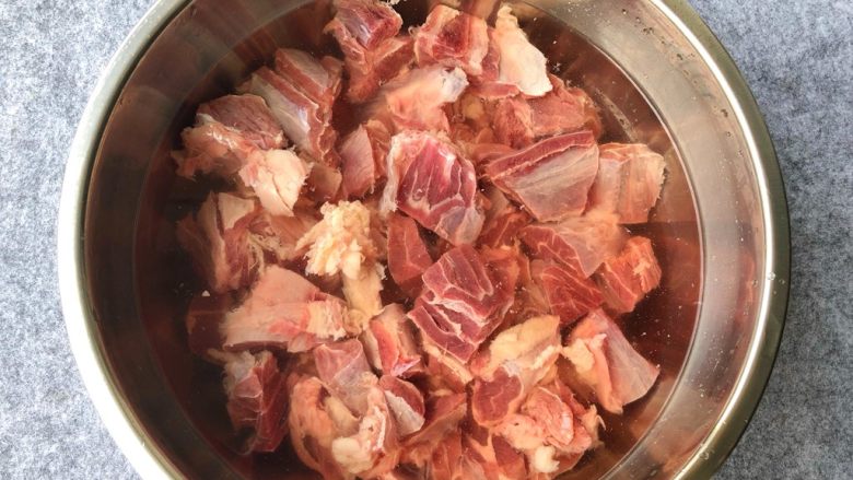 牛腱炖萝卜,牛肉切小块,放入大碗里用冷水浸泡2个小时